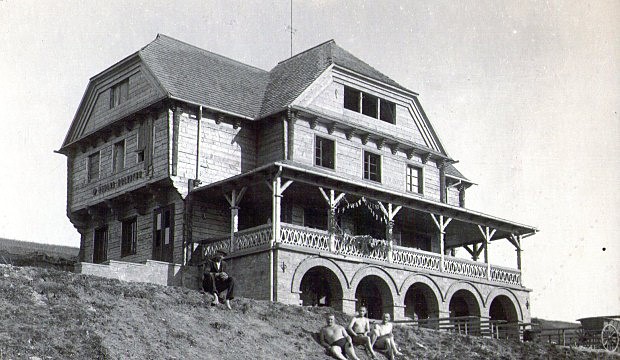 Holubyho chata, 1925