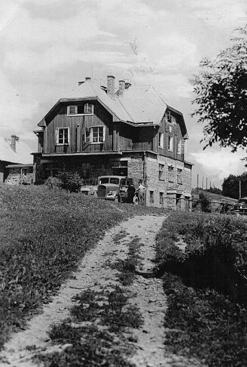Holubyho chata, 1947
