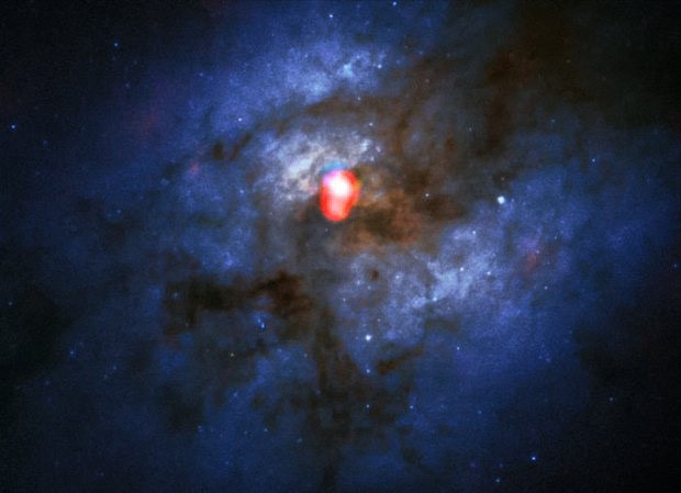 Systm kolidujcch galaxi Arp 220 na snmku ALMA a HST