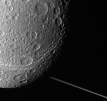 Dione a Saturnv prstenec