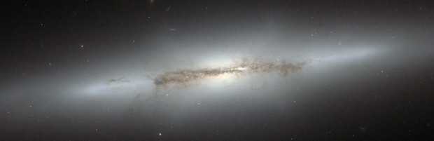 Centrln vdu galaxie NGC 4710 tvaru X na snmku HST