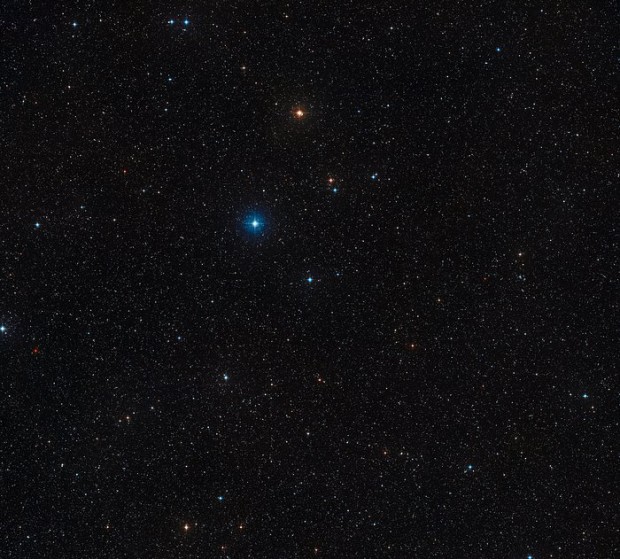 Obloha kolem trojhvzdnho systmu HD 131399