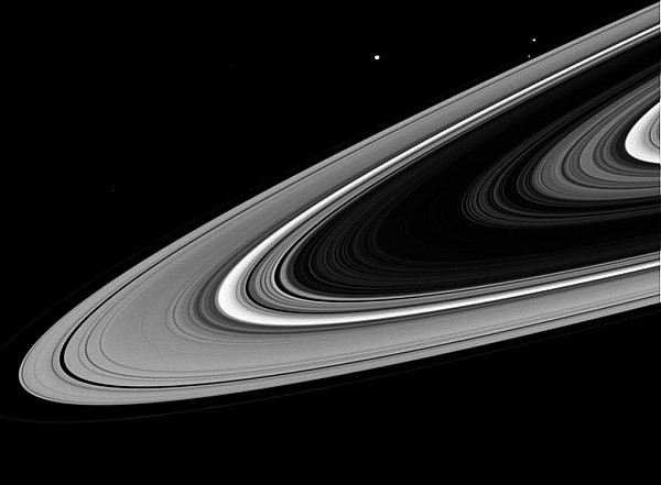 Janus a Epimetheus se Saturnovmi prstenci