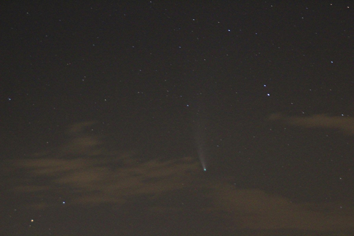 Kometa C/2020 F3 (NEOWISE), schovvana mezi mraky