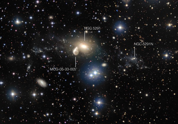 Okol interagujc galaxie NGC 5291 (s popisem)