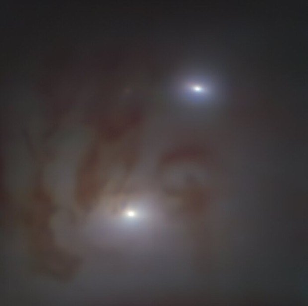 Detailn pohled na galaxii NGC 7727 ukrvajc nejbli pr superhmotnch ernch dr