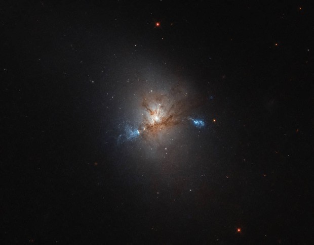 okov galaxie NGC 1222