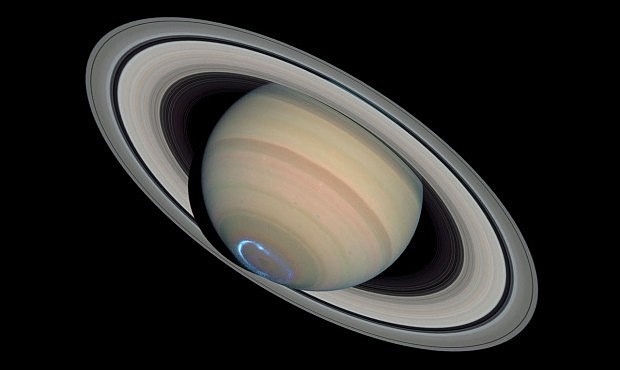 Oblouk polrn ze na Saturnu