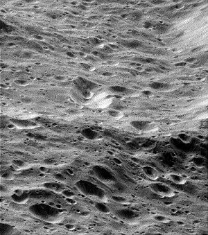 Detail povrchu msce Rhea ze sondy Cassini