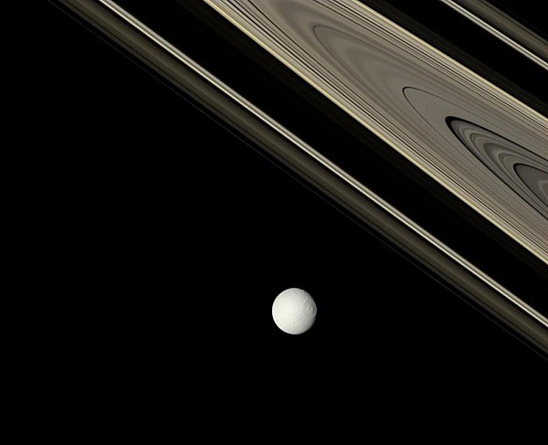 Tethys a Saturnovy prstence