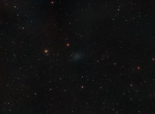 irokohl pohled na oblohu kolem Trpasli galaxii v souhvzd Sochae
