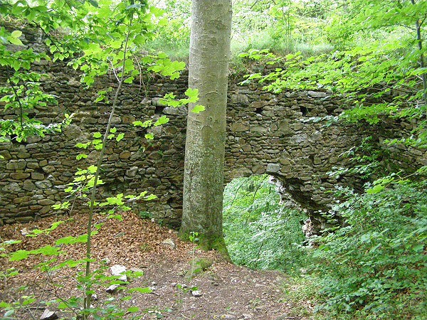 Pozstatek obvodovho zdiva hradu