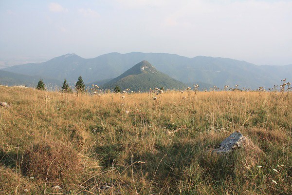Dut skala a vlevo Zniev (985 m)