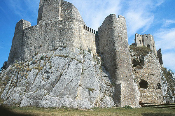 Hrad Beckov, horn hrad