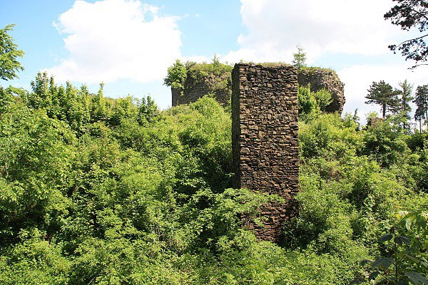 Pil vstupnho mostu do hradu Cviln