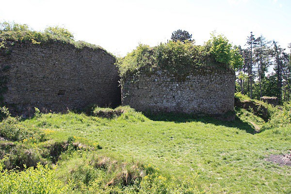 Torzo ve hradu Cviln