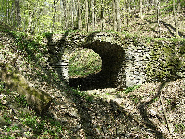 Kamenn most na pstupov cest k hradu Drahotu