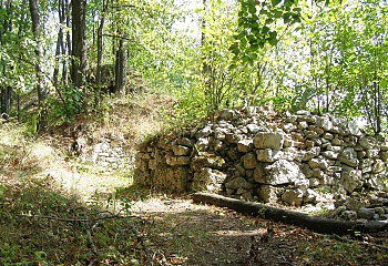 Nepatrn zbytky zdiva hradu Hradov - Tisovec