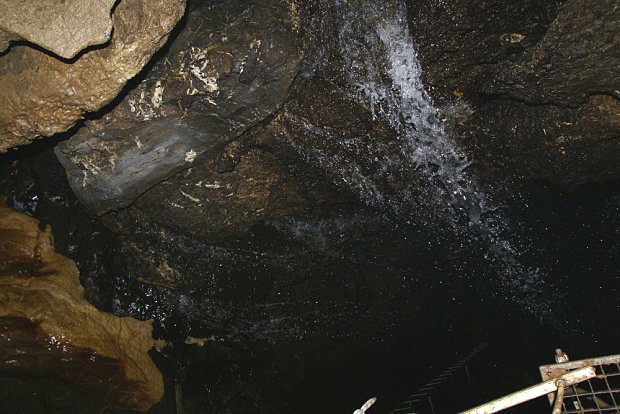 Nad 15 m vysokm vodopdem  v jeskyni Vek Prepadl