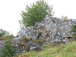 Zbytky zdiva Liptovskho hradu