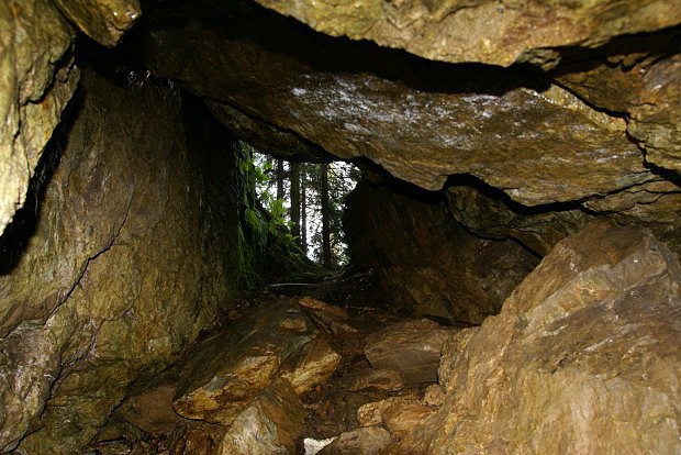 Vchod z jeskyn