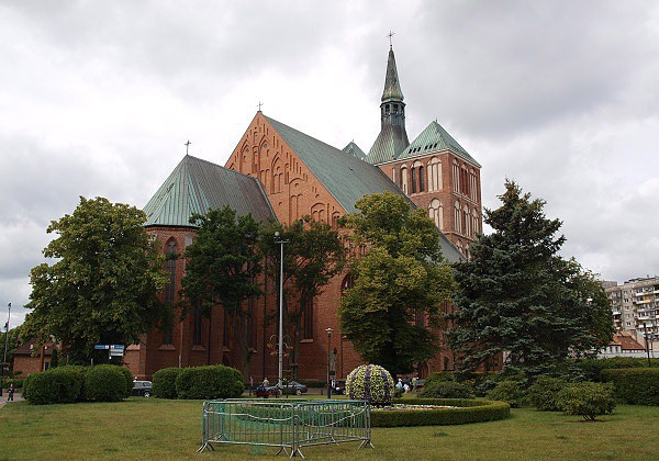 Katedrla v Kolobrzegu se ikmmi nosnmi sloupy uvnit