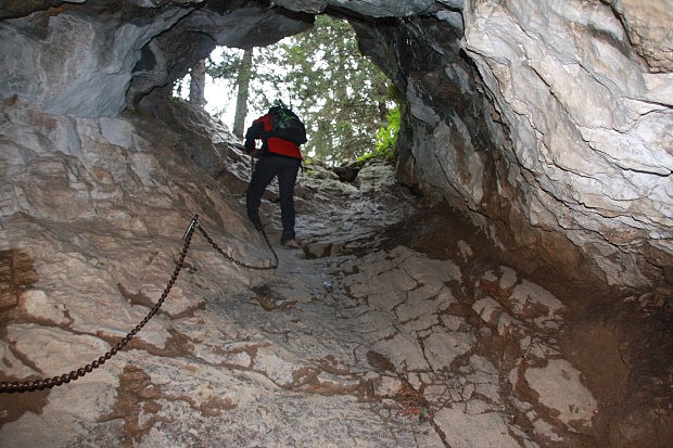 Vchod z jeskyn Smocza Jama