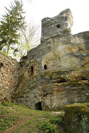 Skaln hrad Svojkov se zbytky zdiva palce