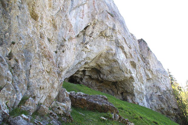 Pevisov jeskyn na svahu Tlst