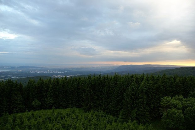 Veern Krun hory a Mostecko z rozhledny Vl hora (891 m)