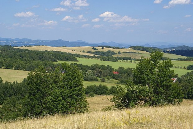Pohled na Luick hory pes obec Pbram z pln Verneickho stedoho