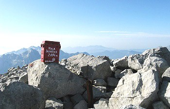 Maja e Jezerc - 2 694 m n. m. Dnes u je u plechovky i kovan erven k