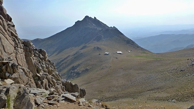 Pohled z Kalaq Lan na sedlo s tulnou a protj Alvand peak