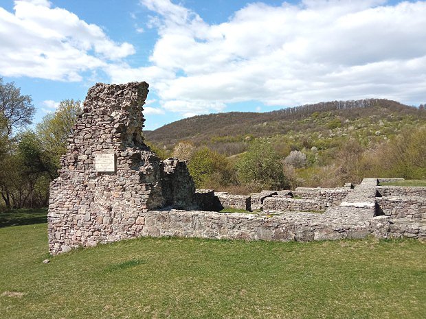 Ruiny kostela u obce Pilisszentllek