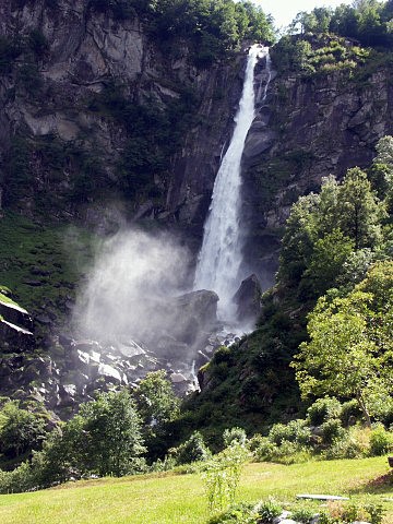 Vodopd Cascata Calnegia u vesnice Foroglio  v dol Val