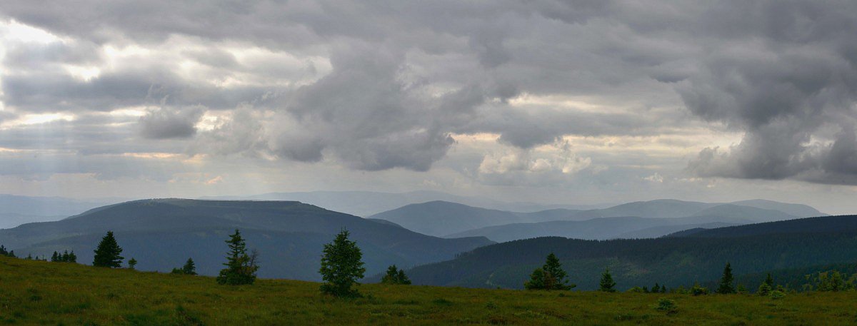 Pohled z Vysok hole na hebeny Jesenk i Rychlebskch hor. Vlevo vodn ndr Dlouh strn