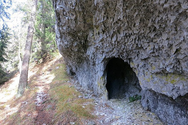 Jedna z prchozch jeskyn na Poludnici