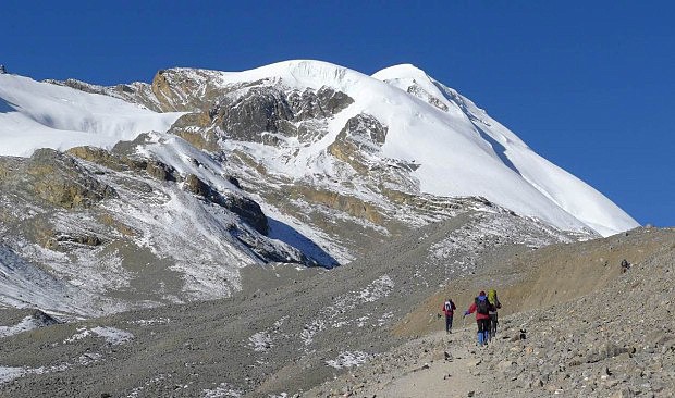 Kousek ped sedlem, vrcholy Thorung peak (6 201 m) a Khatungkang (6 484 m)