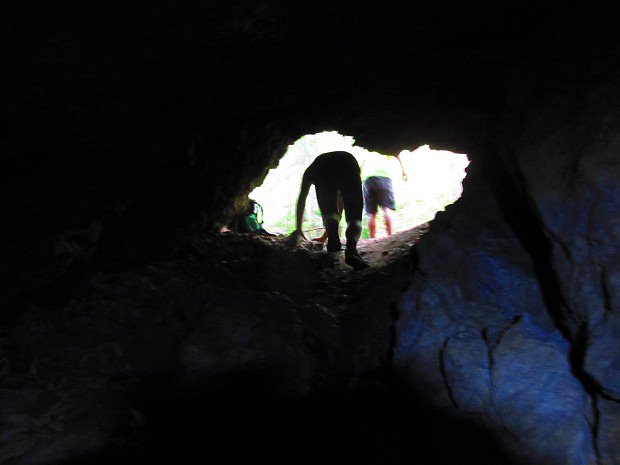 Vchod z jeskyn
