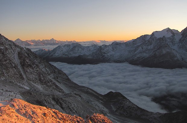 Rno nad Mischabelhtte, vlevo Bernsk Alpy, vpravo Fletschhorn