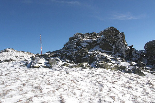 Rulov skaliska pod vrcholem Krlovky s vyslaem