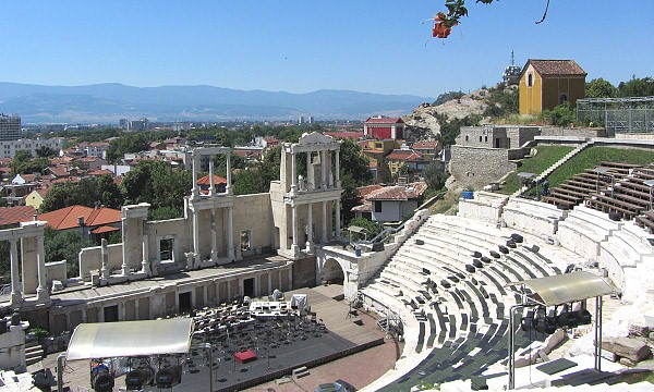 Krajem pod Rodopami prochzely djiny. Antick amfitetr v Plovdivu (v t dob se msto nazvalo Philippolis), v pozad Rodopy.
