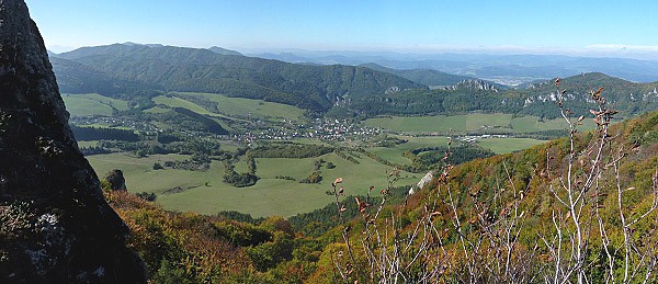 Pohled z Kečky do Súlovské kotliny, na Hoľazne a schovávající se Maníny
