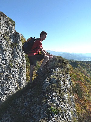 Ze skalisek pod vrcholem Žibrid se otevírají pěkné výhledy na jih a západ