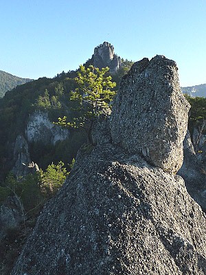 Na mohutném skalním bradle se nacházejí zbytky Súlovského hradu