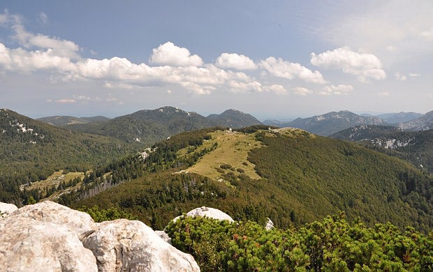 Pohled z vrcholu Veliki Zavian J smrem