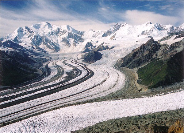 Soutok ledovc Kennicott a Gates, v pozad vlevo Mt
