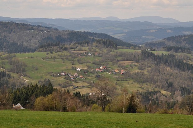 Nad Zkopm, v pozad Moravsko-sliezske Beskydy