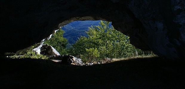 Jeskyn v Dutej skale - pohled z nitra jeskyn