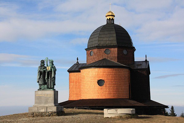 Kaple Cyrila a Metodje s bronzovm sousom